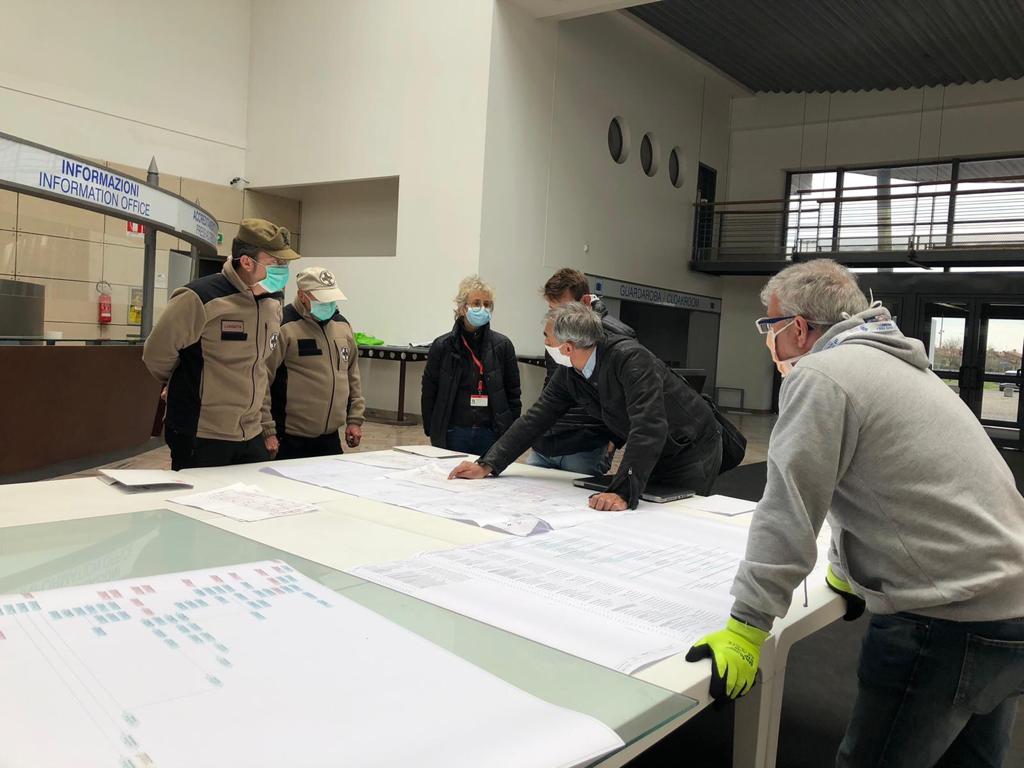 Anche medici e infermieri di Emergency operativi all’ospedale da campo alla Fiera