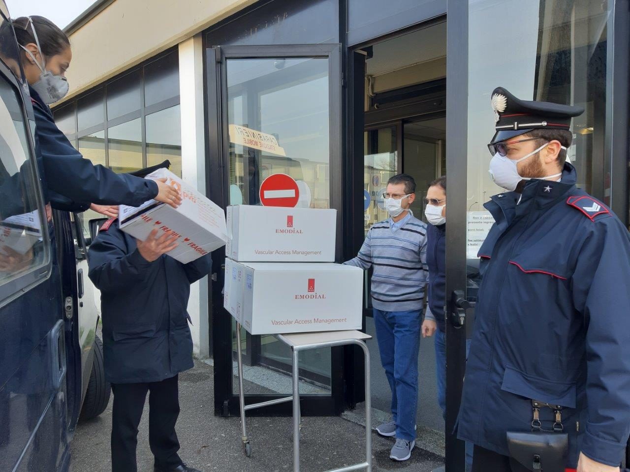 I carabinieri di Treviglio consegnano farmaci all’ospedale di Alzano e a Brignano