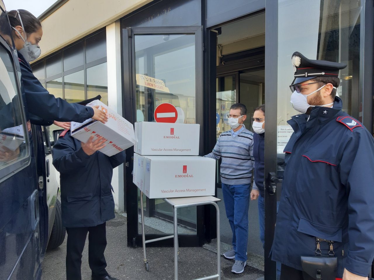 Controlli anti-contagio: 52 denunciati, tipo chi voleva la pittura per ritinteggiare casa