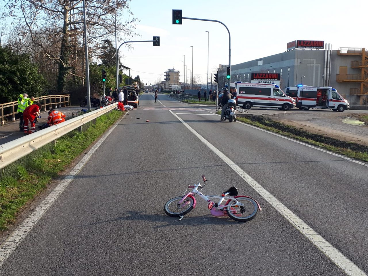 Tragedia sfiorata ad Azzano: bimba di 5 anni travolta da una moto mentre andava in bici