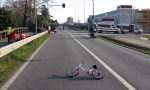 Tragedia sfiorata ad Azzano: bimba di 5 anni travolta da una moto mentre andava in bici