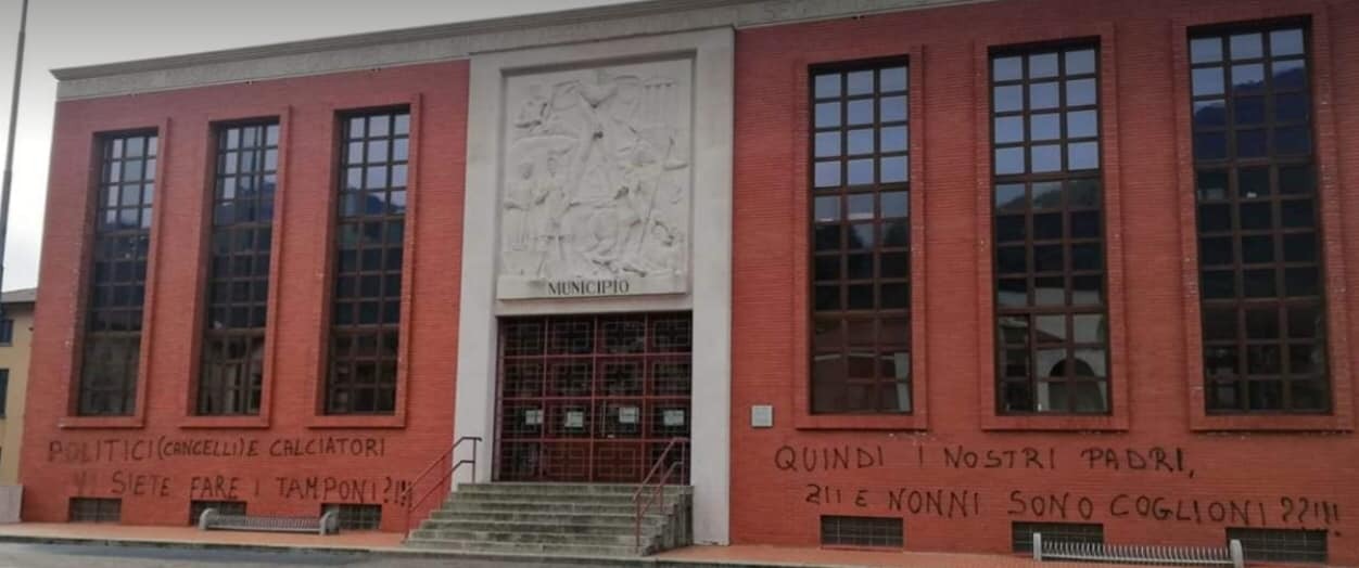 Nembro, scritte sul Municipio contro tamponi e privilegi. Lo sdegno dei cittadini: «Imbecilli»