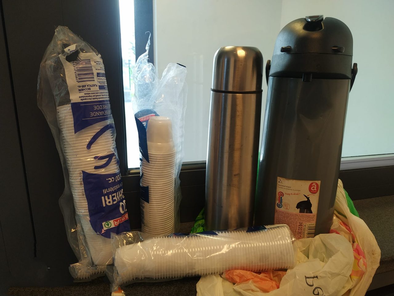 Allestisce un bar abusivo per vendere caffè alla stazione di Bergamo: multato