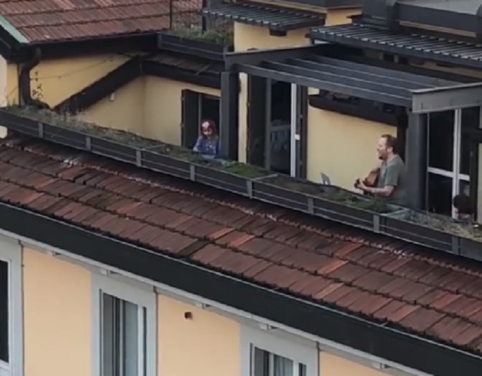 Il video commovente di “Hallelujah” cantata su una terrazza di via Partigiani