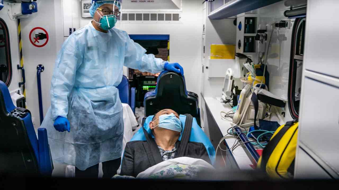 Meno accessi al Pronto soccorso e meno pazienti positivi: «Ma questi dati non tornano»