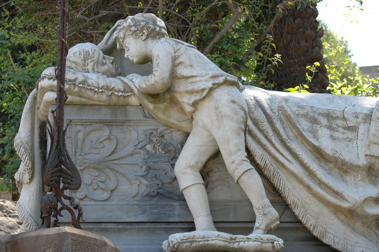 Troppe bare al cimitero, non si sa più dove metterle. L’agghiacciante stato dei fatti