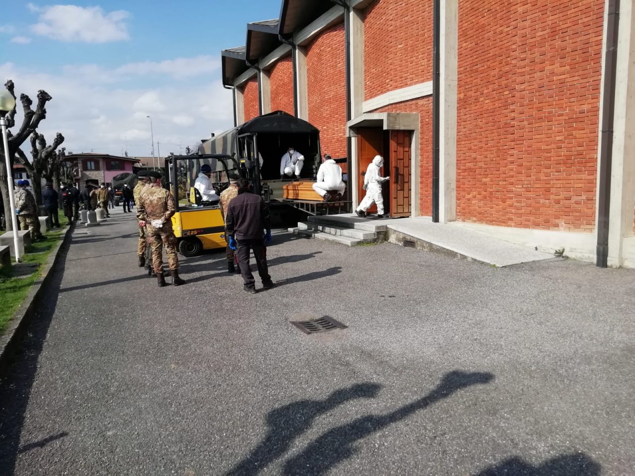 L’Esercito porta via i corpi delle vittime per la cremazione anche a Seriate