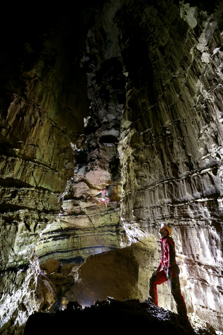 Tempo Libero - Angelo Corna - Underland Grotta Enigma Camino alla base del quarto salto (foto Luana Aimar)
