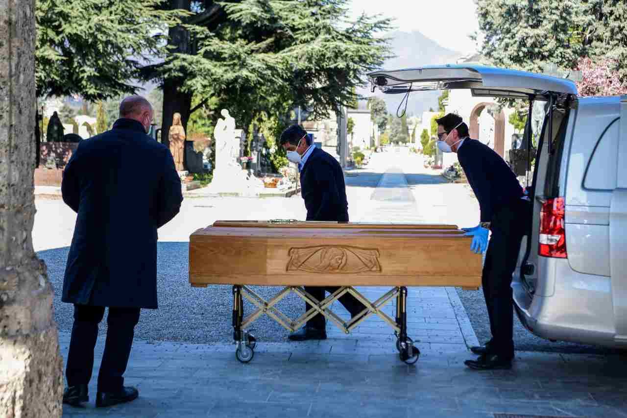 Le pompe funebri minacciano di fermarsi: «Così siamo vittime sacrificali»