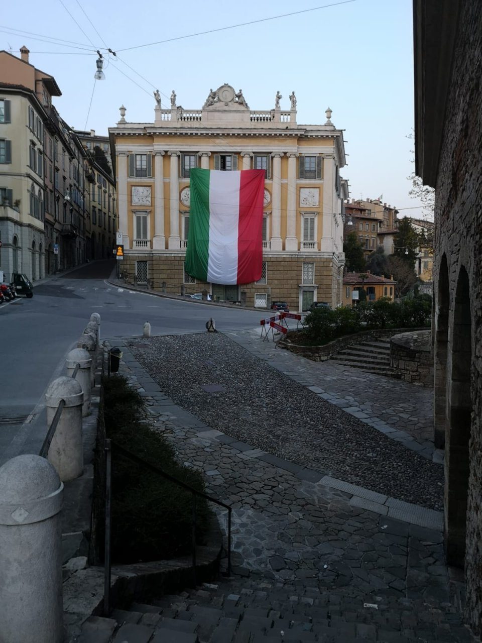 Bergamo non canta sui balconi, conta i suoi morti negli ospedali e nelle chiese