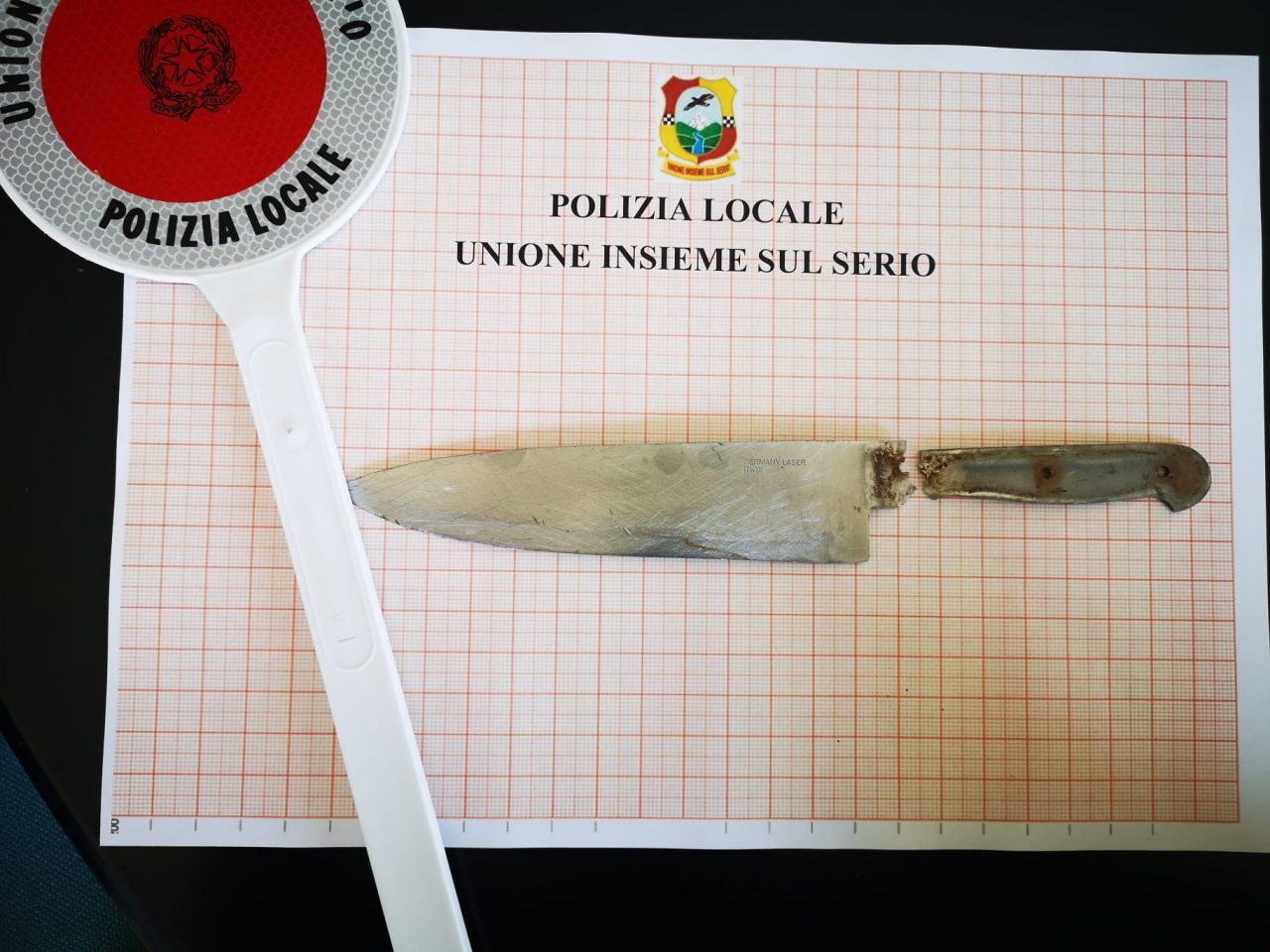 Gazzaniga, coppia in possesso di un grosso coltello denunciata. Ferito un poliziotto