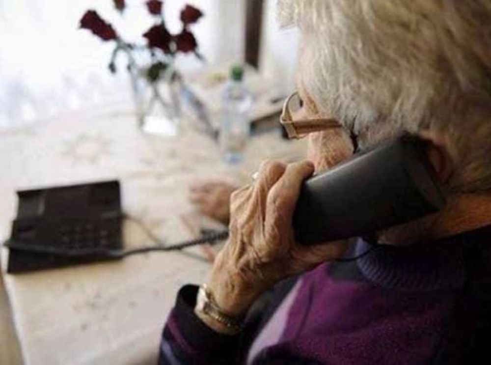 Pronto? Sono Elsa. Sono sola. Vuole parlare un po’ con me?