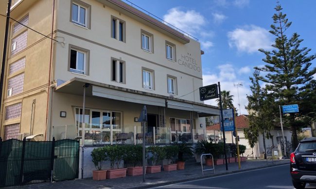 Cade dal letto dell’albergo e si fa male: in ospedale lo trovano positivo al Coronavirus