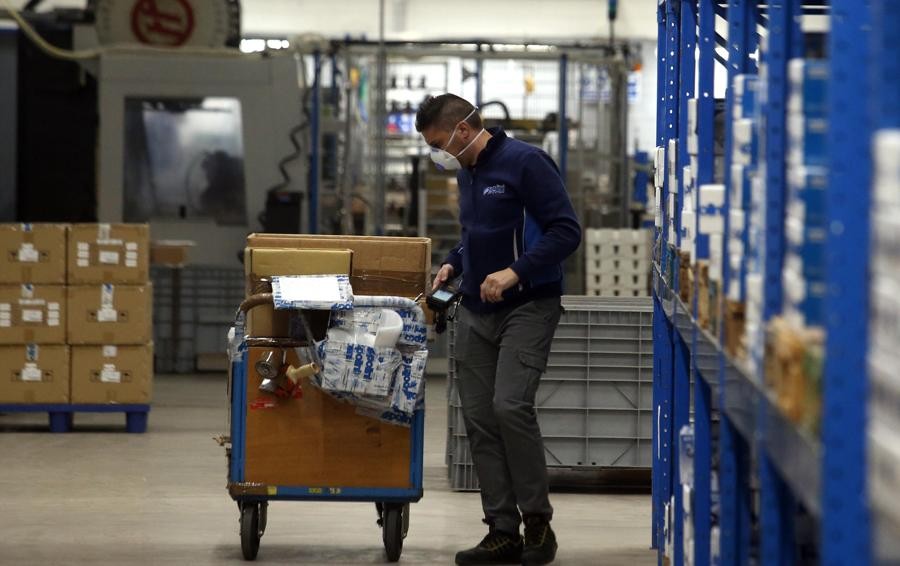 Lavorano regolarmente, ma i datori li pagano con la cassa Covid invece che con lo stipendio