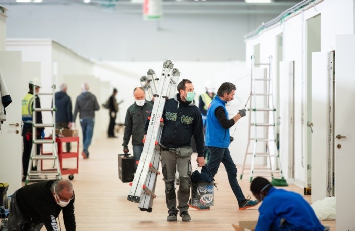 Artigiani e volontari ancora al lavoro (gratis) in Fiera: trasformano i locali dell’ospedale in ambulatori