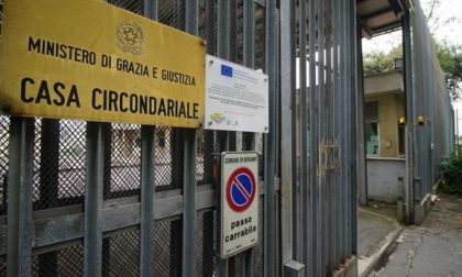 Detenuto del carcere di Bergamo dà fuoco alla cella, undici agenti intossicati