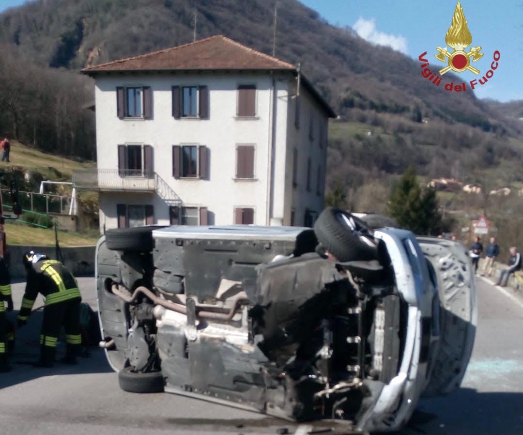 Automobile si ribalta a Strozza. Interviene l’elisoccorso, è grave un cliclista