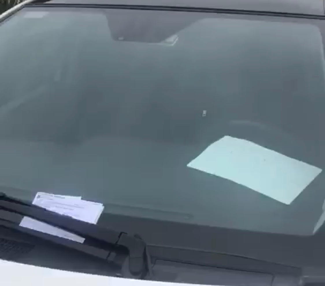 Il video delle multe alle auto parcheggiate a Gorle che ha scatenato la polemica
