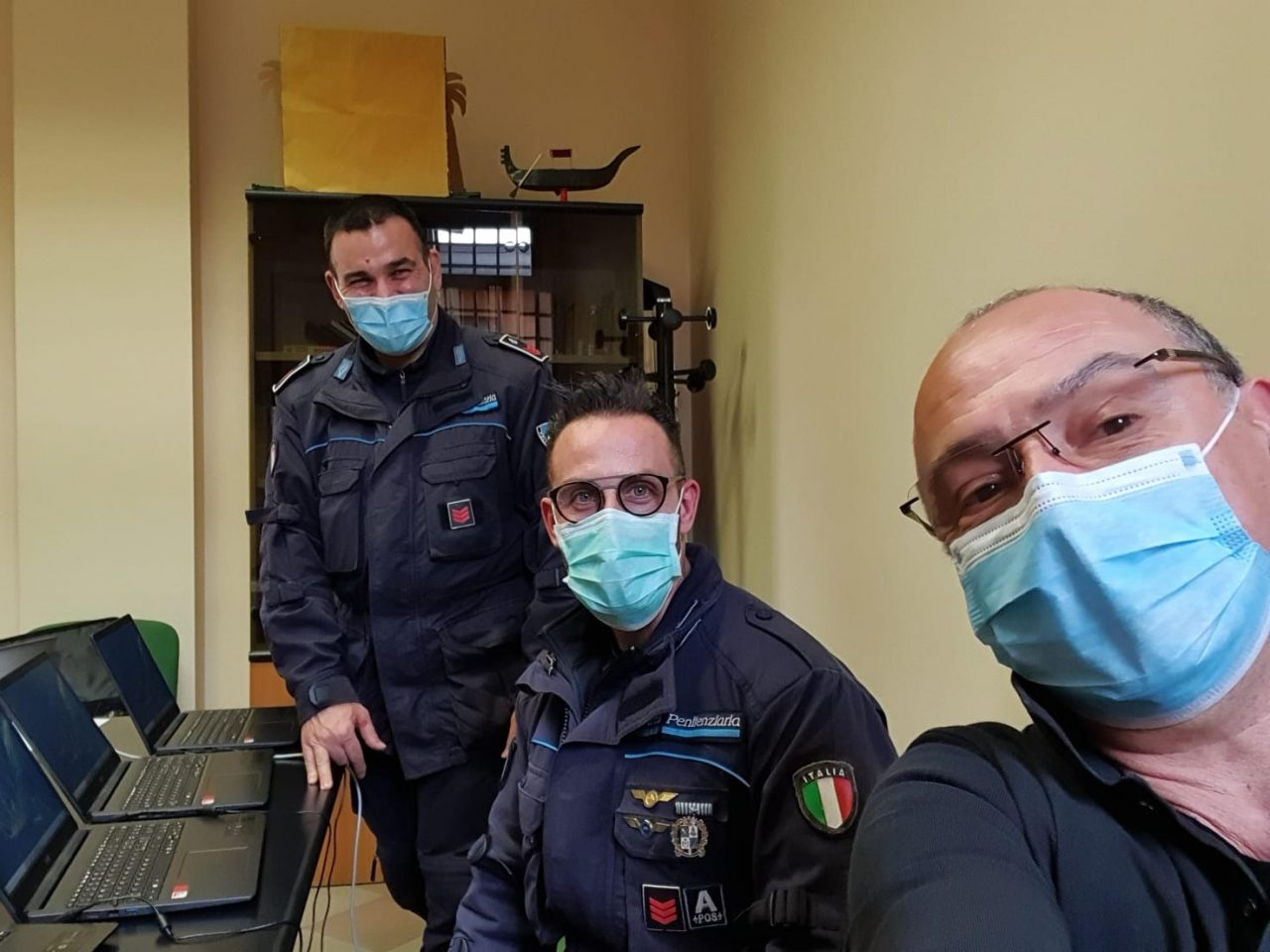Dopo l’incontro con i detenuti, ecco gli 8 computer promessi dal Comune di Bergamo