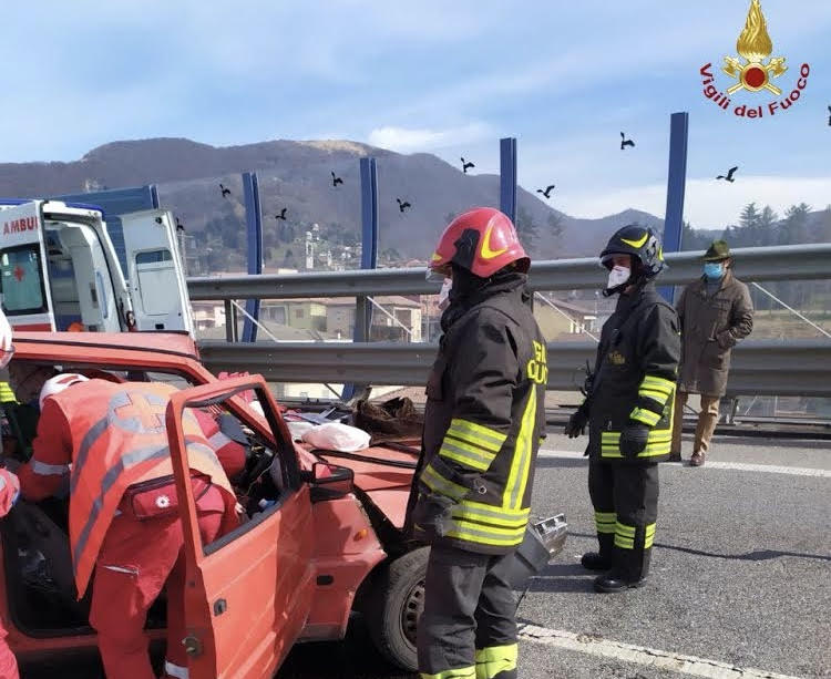 Scontro tra due automobili a Pradalunga, c’è un ferito