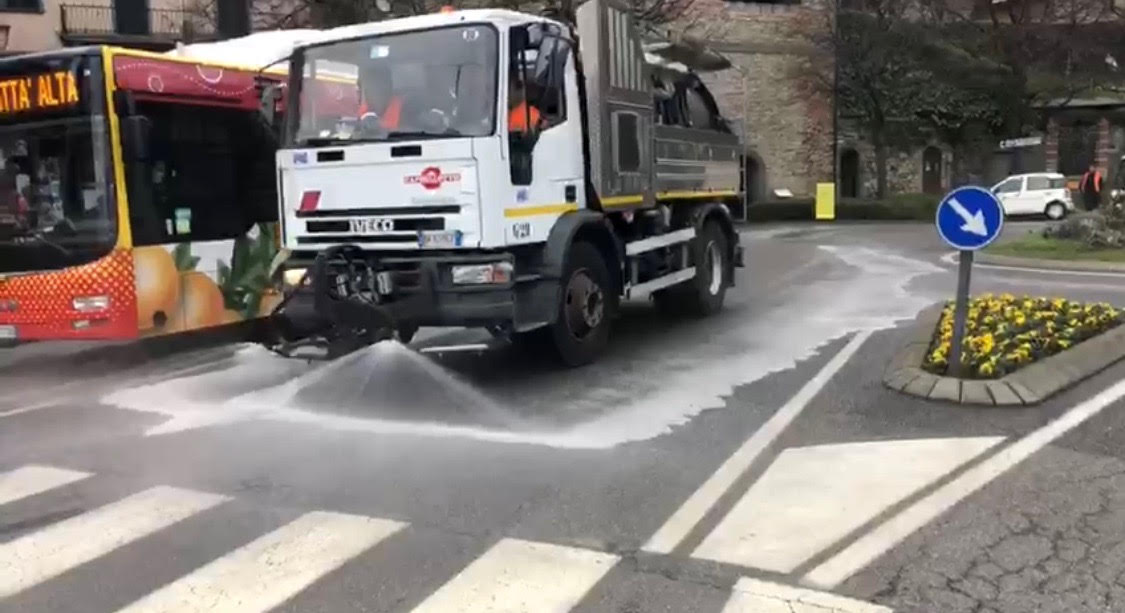 A Bergamo è iniziata la sanificazione delle strade cittadine: non usate soluzioni chimiche