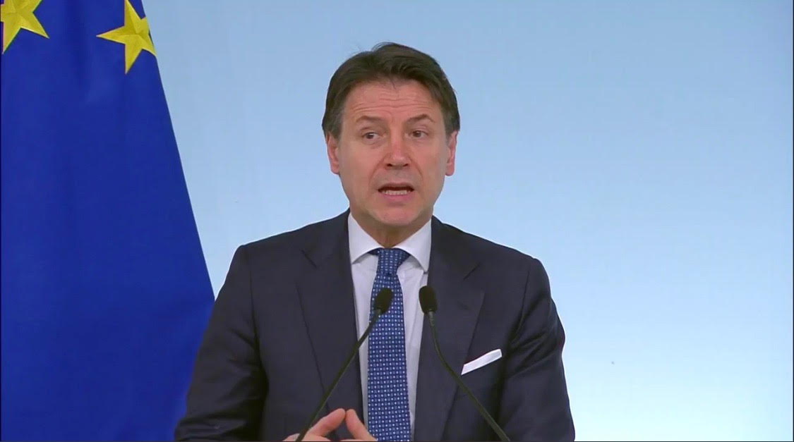 Il premier Conte: «Multe da 400 a 3000 euro per chi viola le norme anti-contagio»