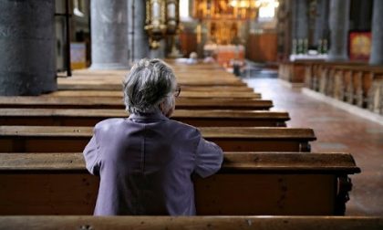 Chiesa, norme ancora più rigide: stop a battesimi e matrimoni. Ai funerali né Messa né corteo