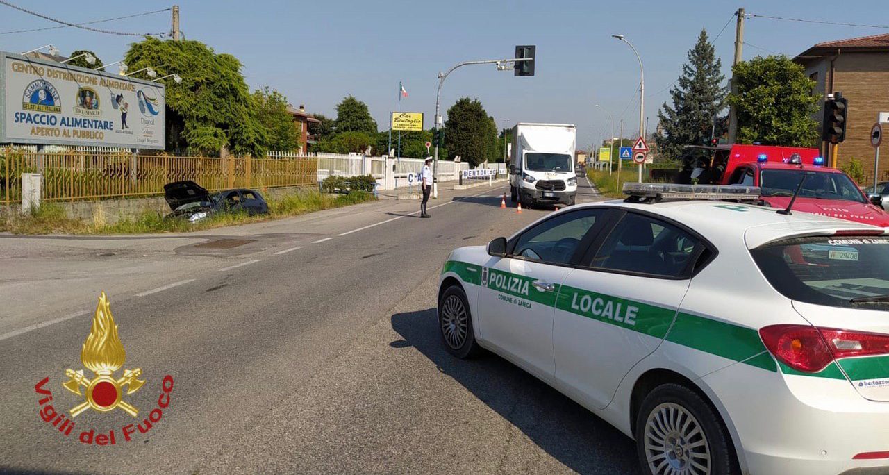 Un ragazzo di 22 anni finisce in un fosso a Zanica e rimane incastrato nell’auto