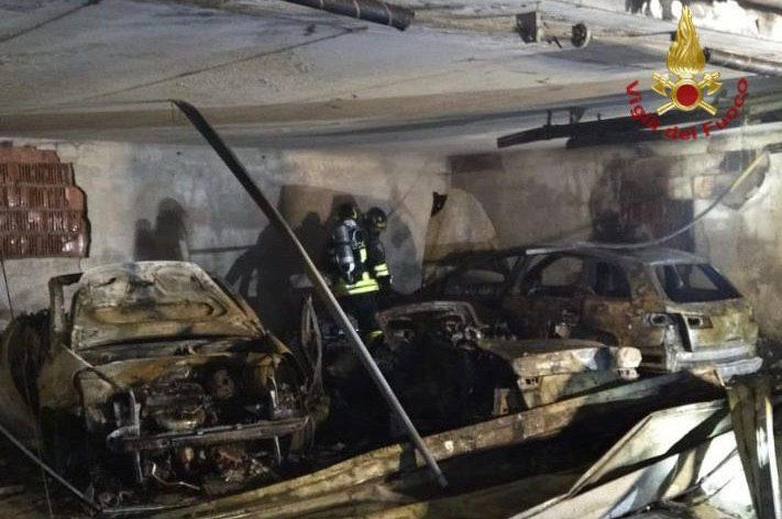 Tetto in fiamme in piazza dell’Orologio a Clusone. E a Foresto Sparso bruciate tre auto in un box