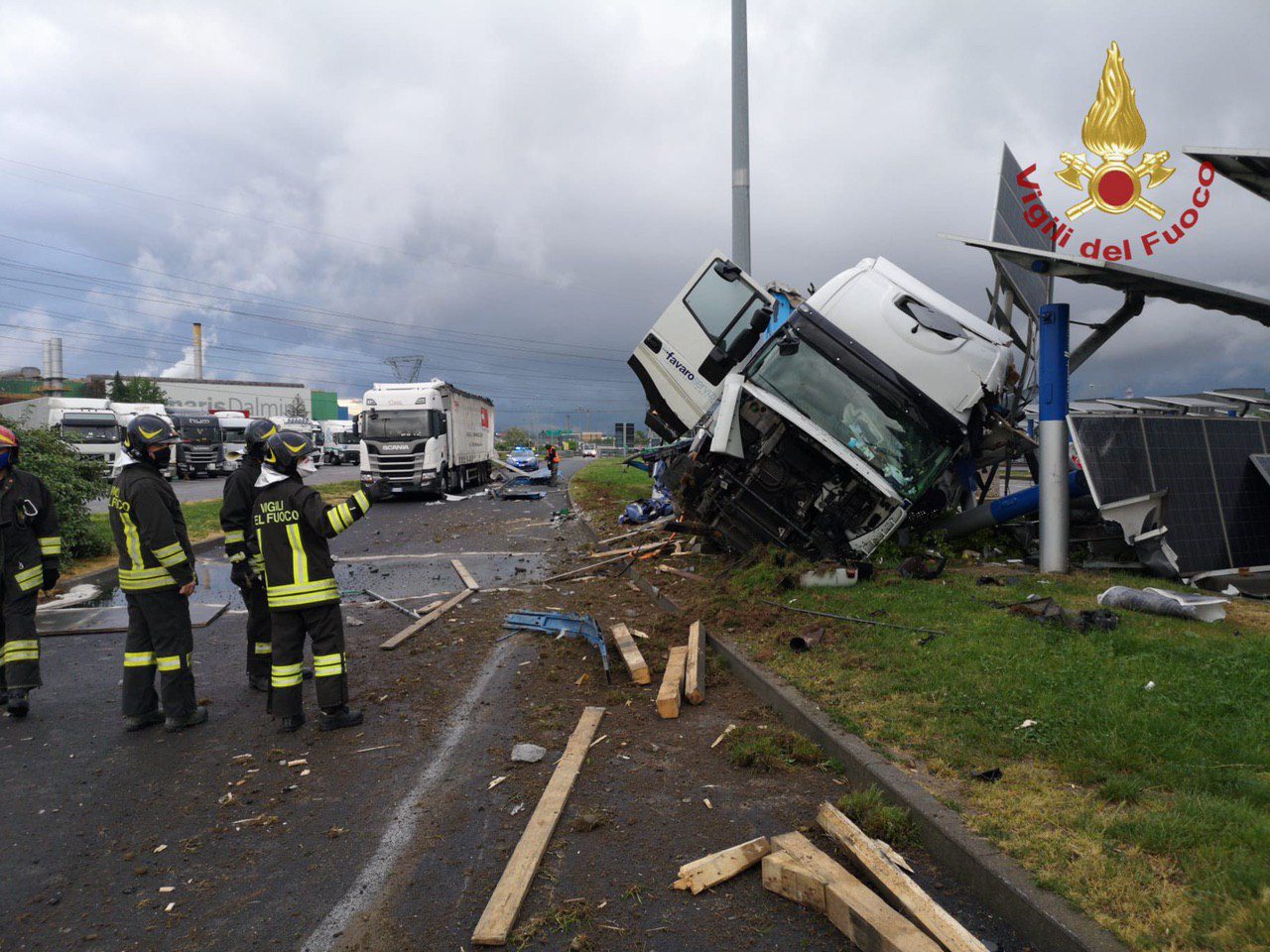 Camion si schianta all’Autogrill di Dalmine e perde bobine di acciaio. Distributore distrutto