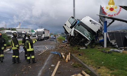 Camion si schianta all'Autogrill di Dalmine e perde bobine di acciaio. Distributore distrutto