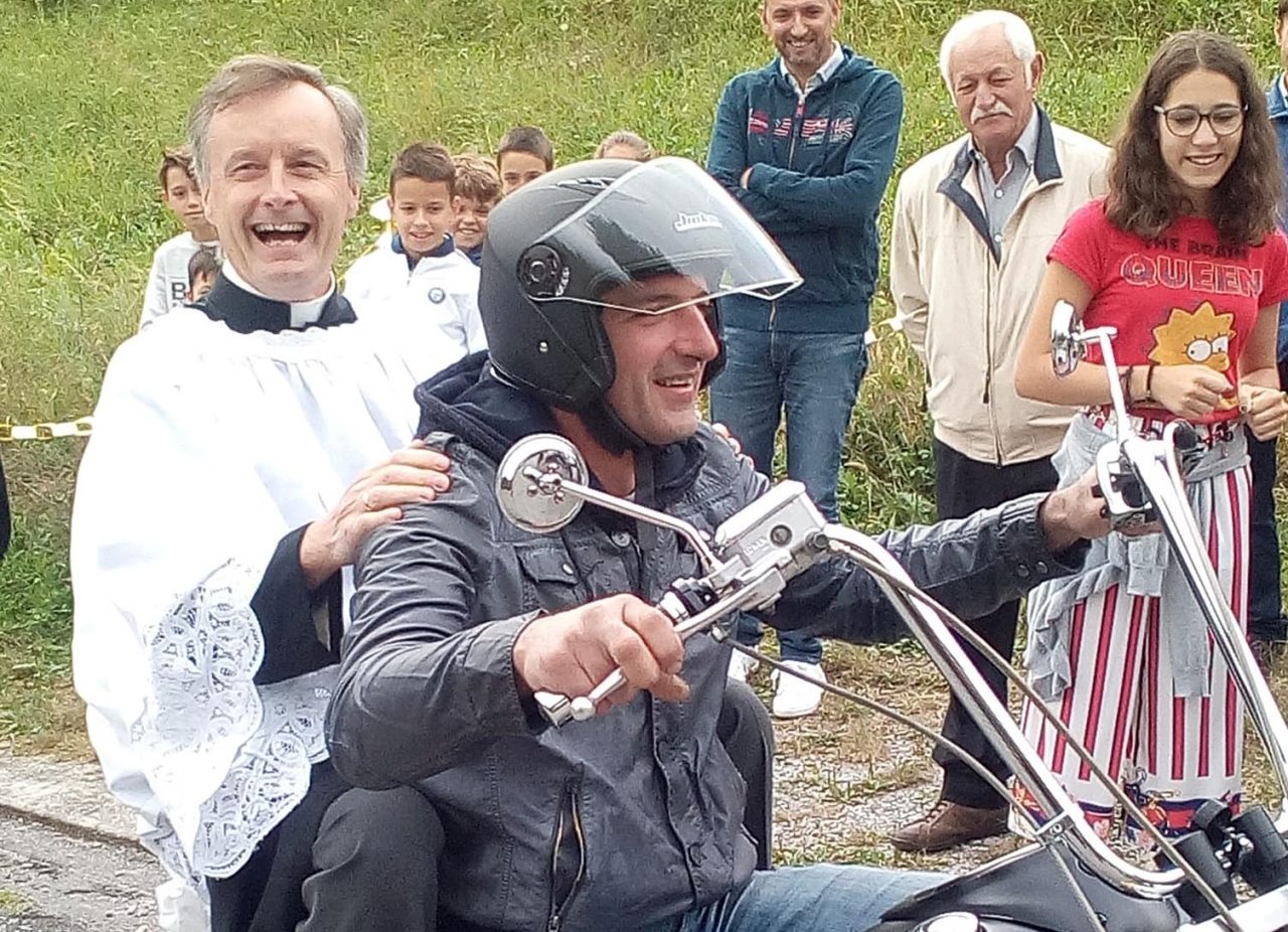 Sorrisi e profonda fiducia: il video di don Guido nei giorni della pandemia diventa virale