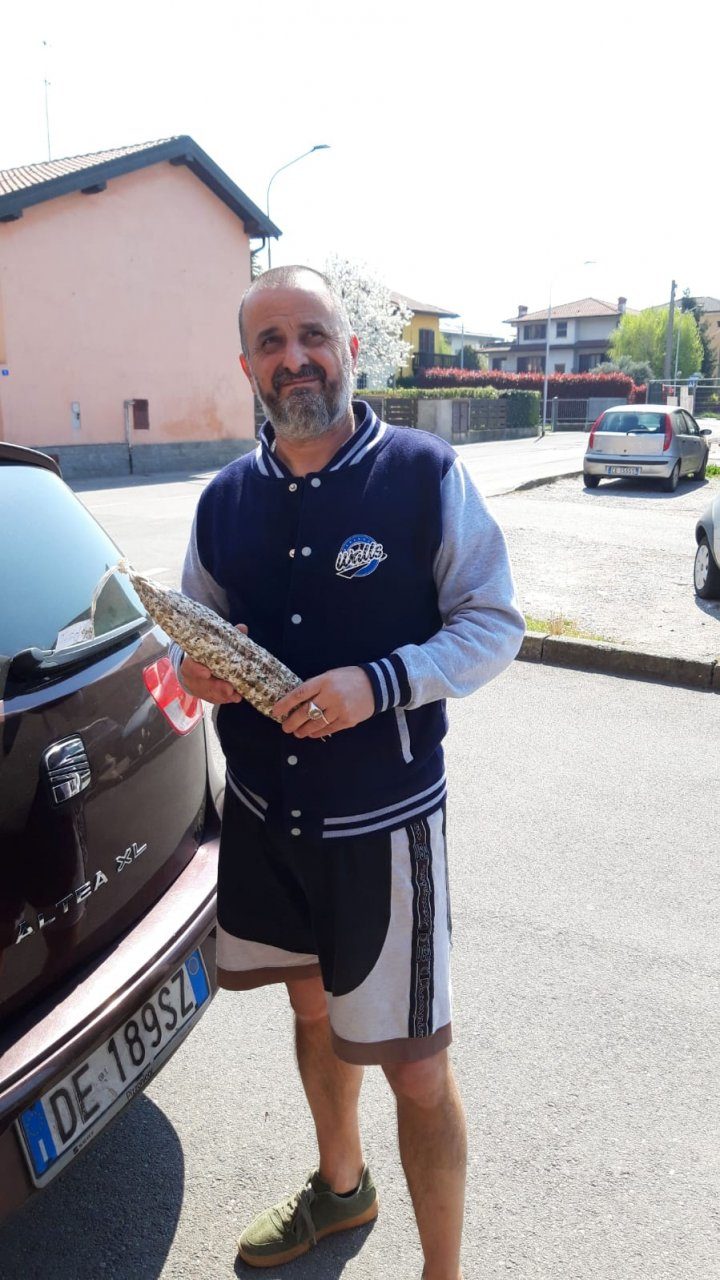 Al posto di blocco: «Sto portando il salame agli infermieri». E gli agenti lo fanno passare