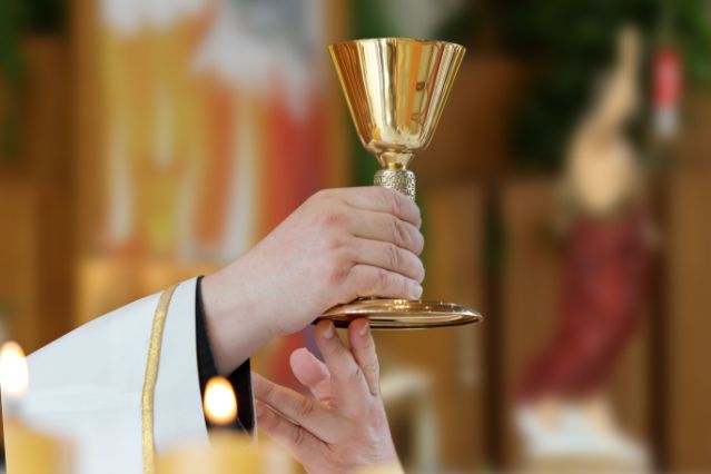 Anche la Diocesi contro il parroco che ha tenuto messa e ha cacciato i carabinieri dalla chiesa