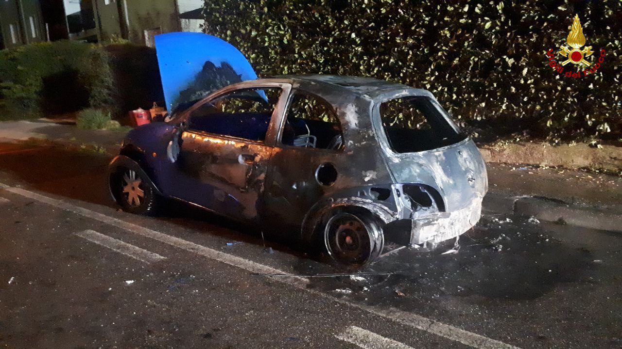 Automobile in fiamme ad Albino, sul posto due squadre dei Vigili del Fuoco