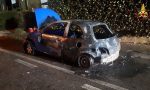 Automobile in fiamme ad Albino, sul posto due squadre dei Vigili del Fuoco