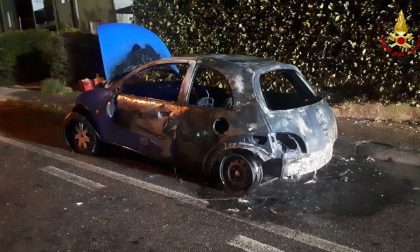 Automobile in fiamme ad Albino, sul posto due squadre dei Vigili del Fuoco