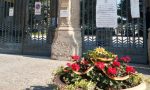 Pacchi alimentari di Da Vittorio e fiori freschi al cimitero: la Pasqua firmata Palazzo Frizzoni