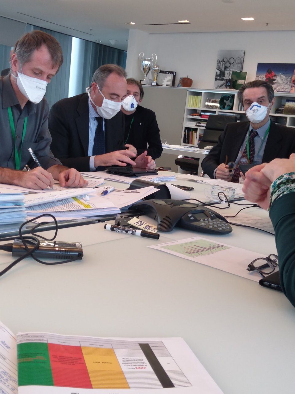 La nuova ordinanza regionale, più restrittiva rispetto al nuovo decreto del premier Conte
