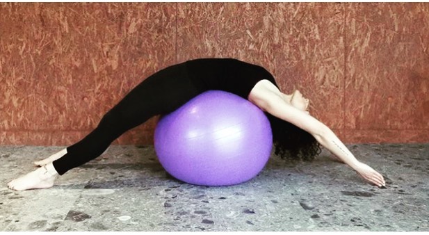 Mantenersi in forma con Valentina. Video-lezione di fitness 3: lo squat
