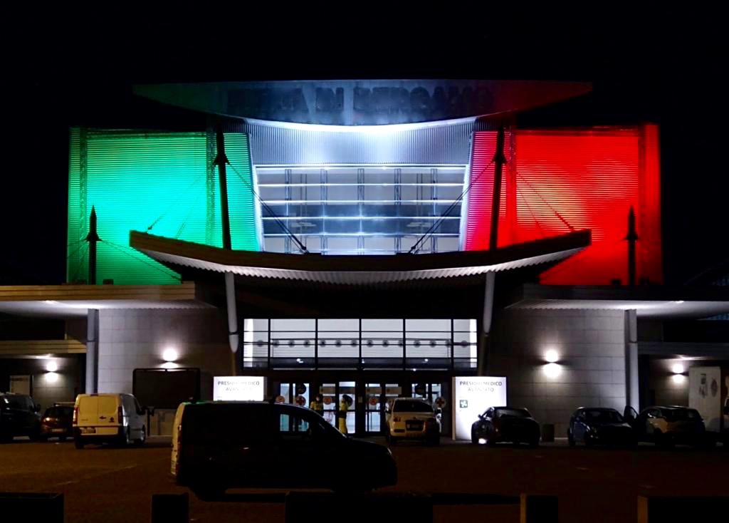 Da lunedì i primi pazienti. E intanto l’ospedale degli Alpini viene illuminato col tricolore