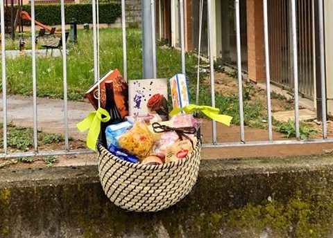 La cesta solidale messa da tre amiche in via Sempione, per essere uniti anche se distanti