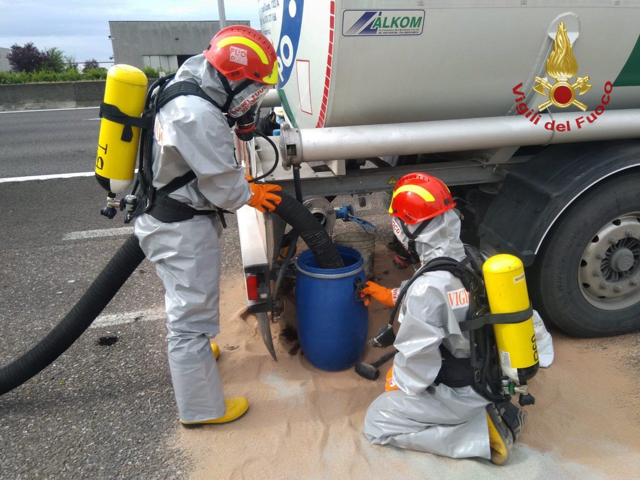 Autocisterna perde idrocarburi sulla A4. Sul posto i vigili del fuoco