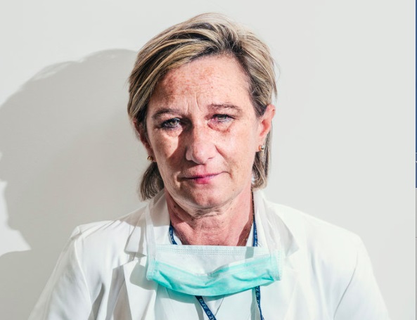 I volti distrutti di medici e infermieri del Papa Giovanni sul New York Times Magazine