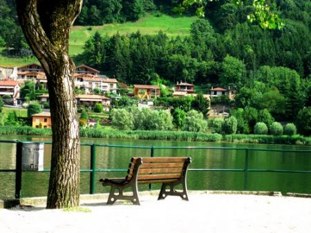 Sul lago di Endine troppi villeggianti in giro. E i sindaci si arrabbiano