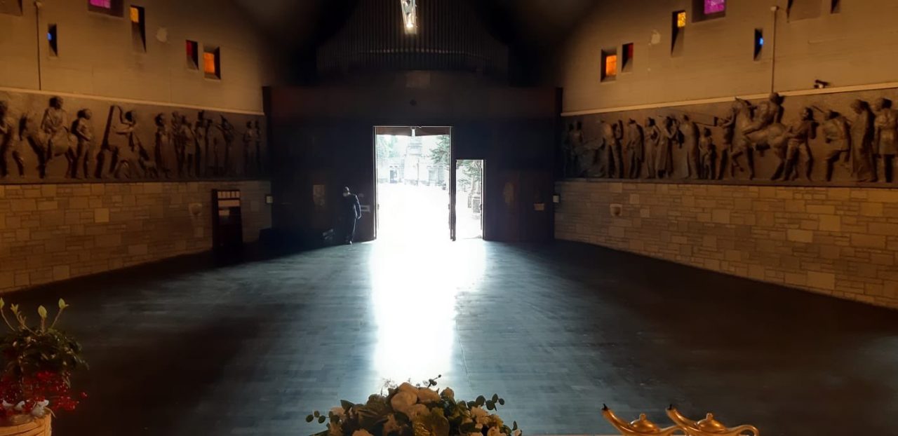 Niente più bare nella chiesa del cimitero di Bergamo: la foto che dà un po’ di speranza