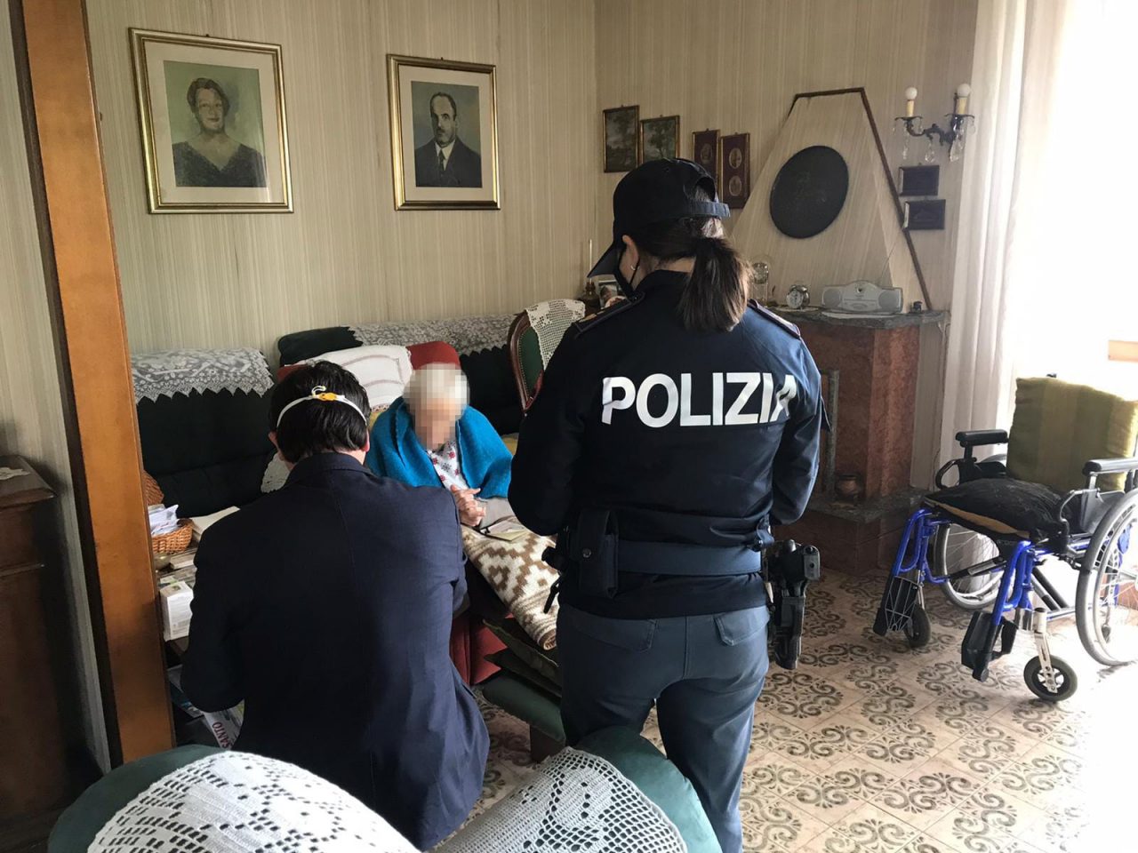 Anziana di 98 anni, rimasta sola perché il nipote è malato, soccorsa dalla Polizia