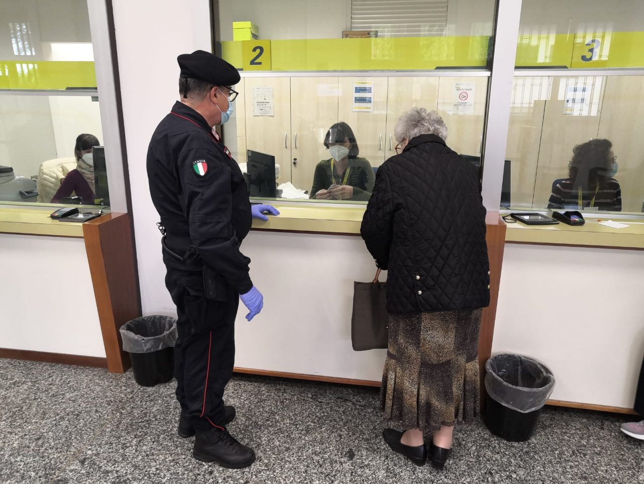 Anziana deve andare in posta a prelevare, la accompagnano i carabinieri