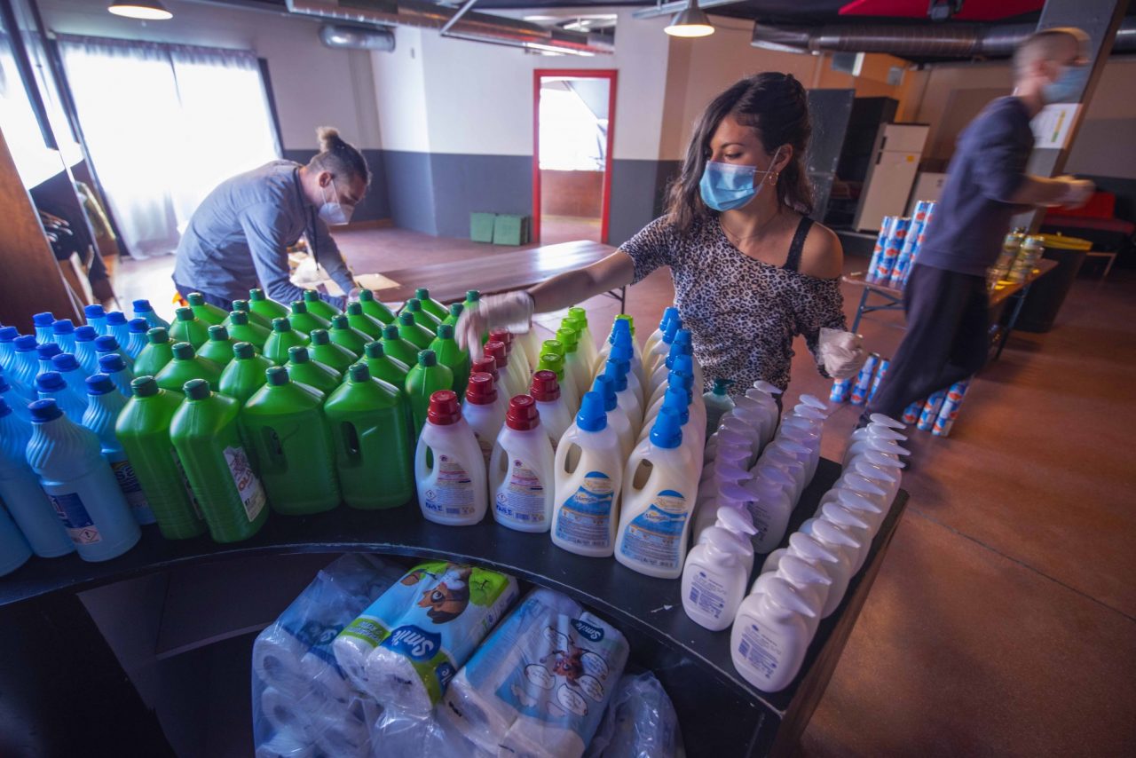 Superbergamo distribuisce kit solidali in aiuto delle persone in difficoltà economica