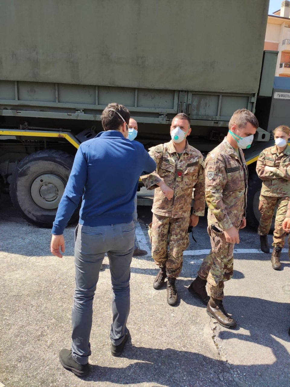 Il sindaco Luca Macario e i volontari dell'esercito italiano